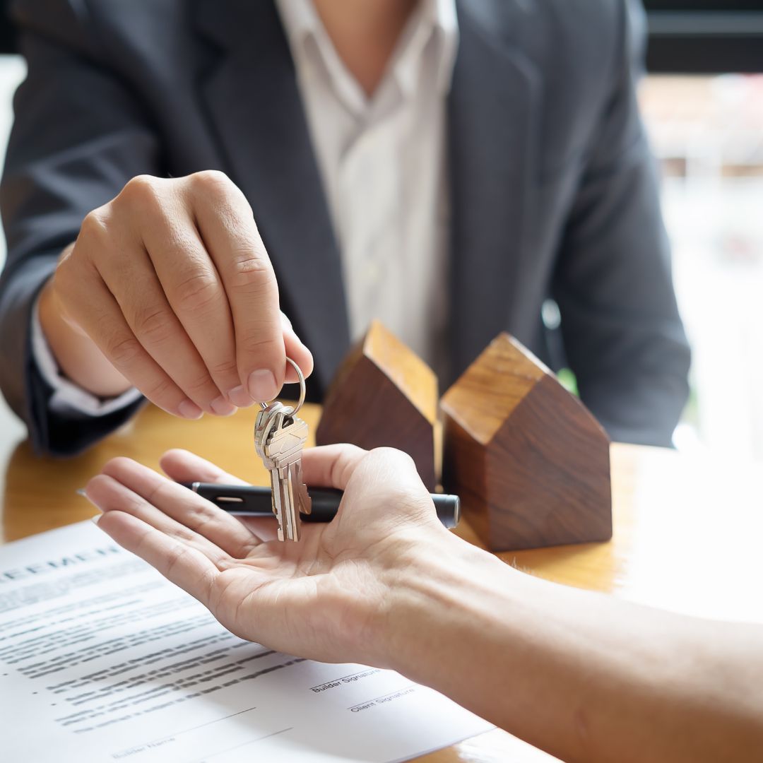 realtor handing over keys